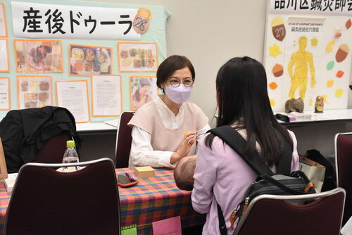 写真：産後相談している様子