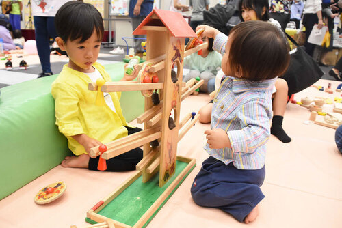 写真：子どもたちが遊んでいる様子