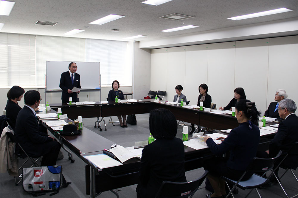 あいさつする濱野区長