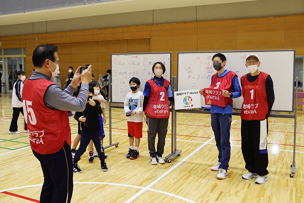 優勝チームの記念撮影