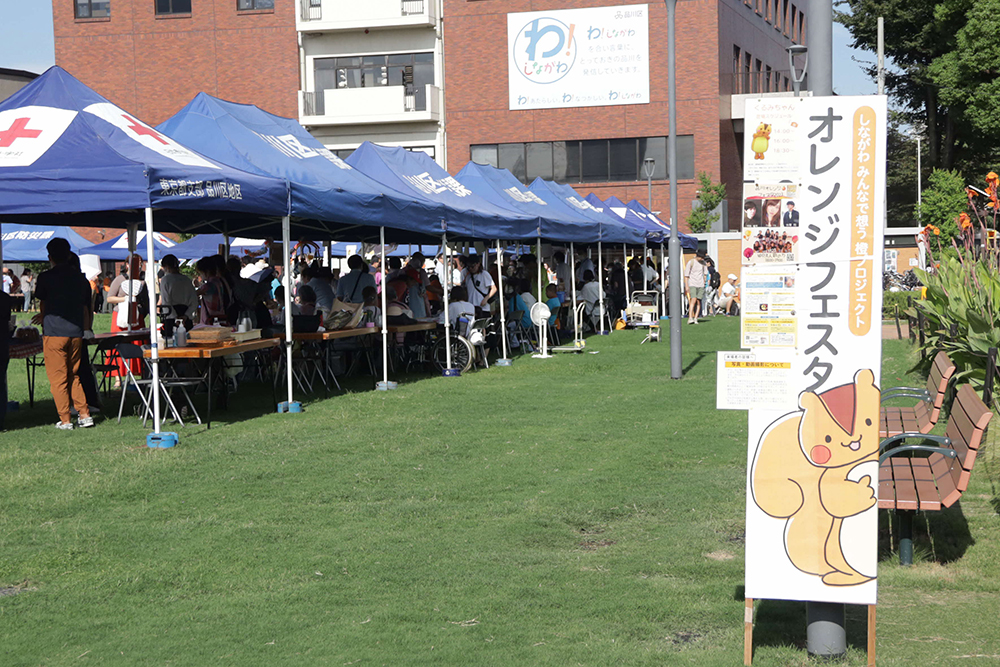 イベントの看板と会場広めの画像